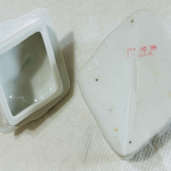 Vintage porcelain trinket box, rose 🌹 top. - Picture 4 of 4